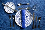 Сервировка: тарелки и блюда, столовые приборы, бокалы и рюмки